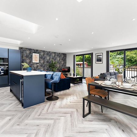 Stylish Large Leeds Apartment - Parking Екстериор снимка