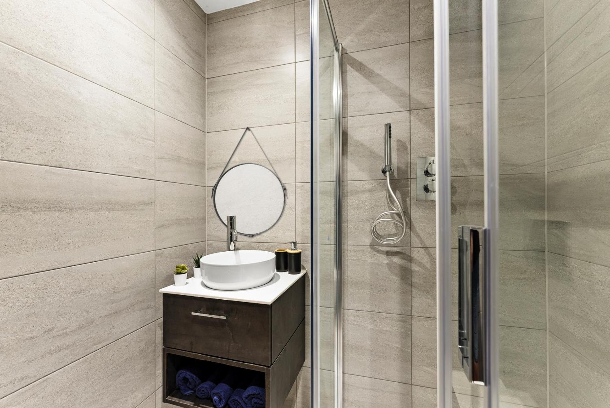 Stylish Large Leeds Apartment - Parking Екстериор снимка