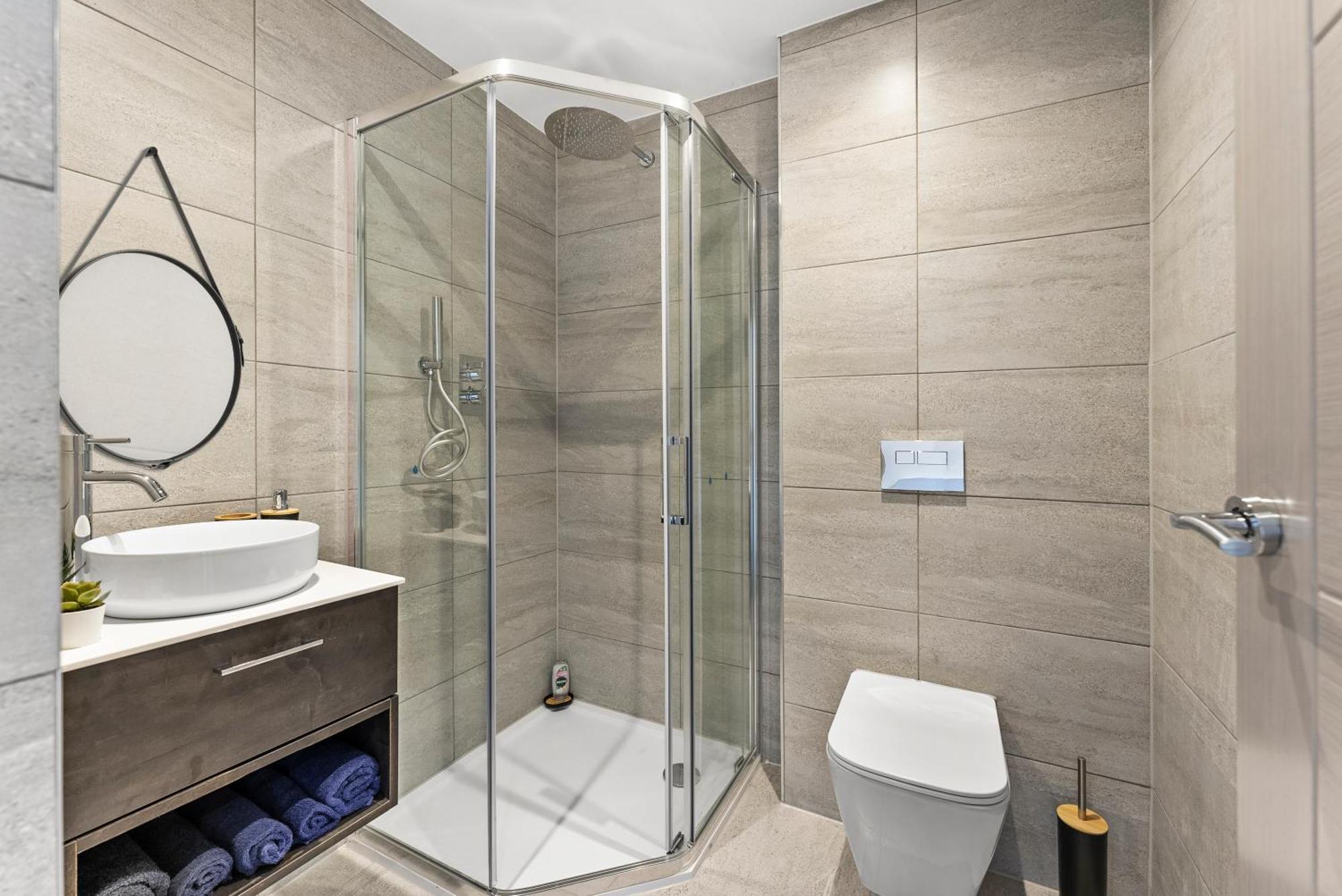 Stylish Large Leeds Apartment - Parking Екстериор снимка